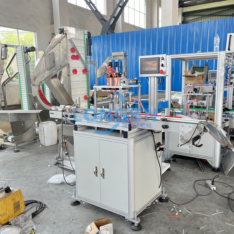 Машина сборки пластиковой крышки