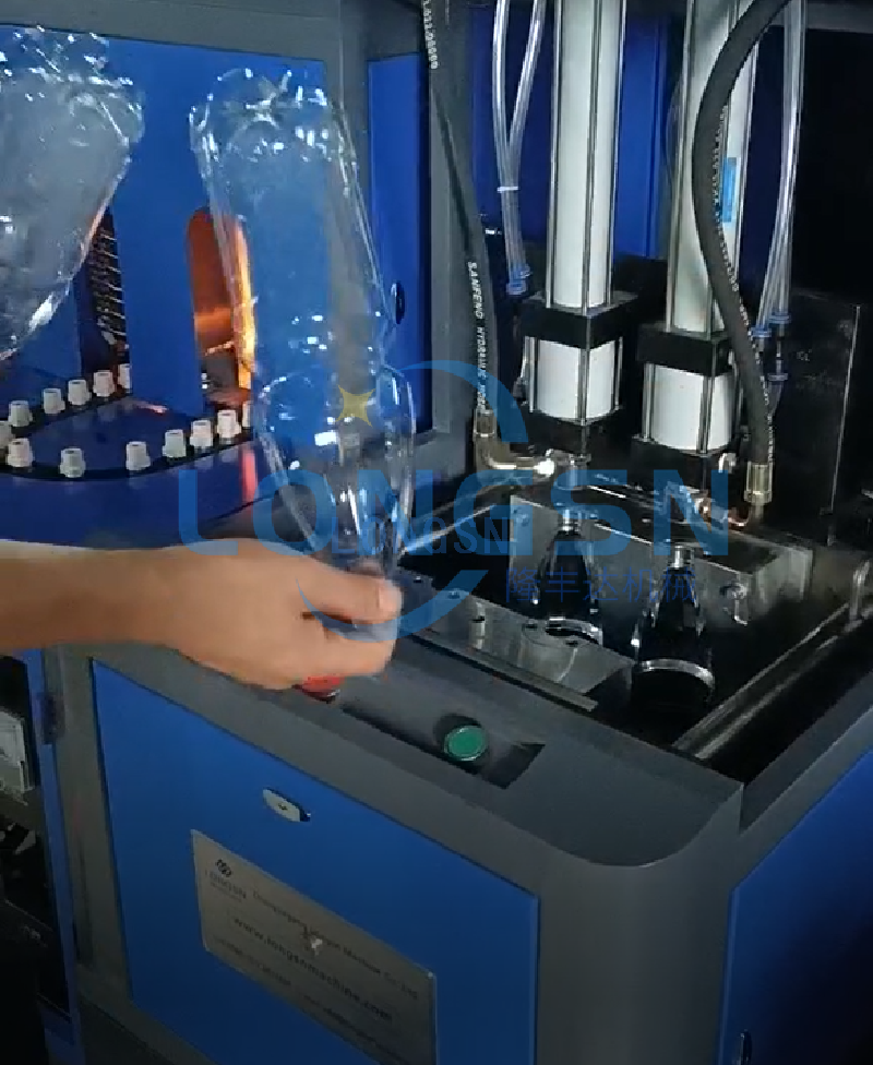 Полуавтоматическая машина для производства выдувных бутылок для напитков с 2 полостями для горячего розлива напитков