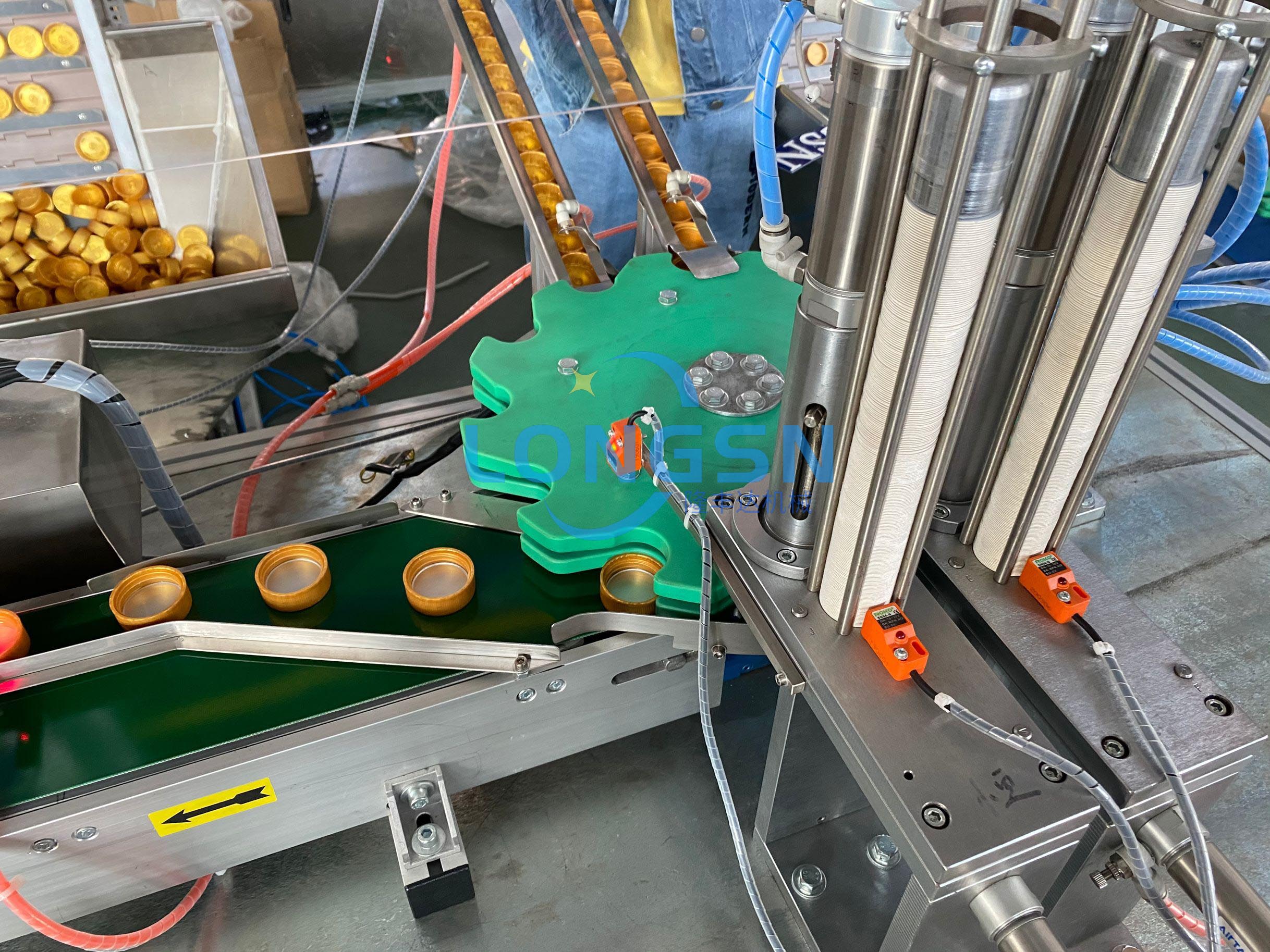 Машина для подкладок к крышке