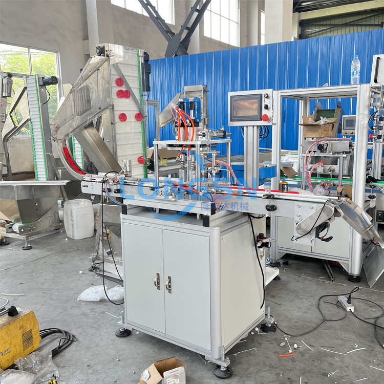 Машина сборки пластиковой крышки