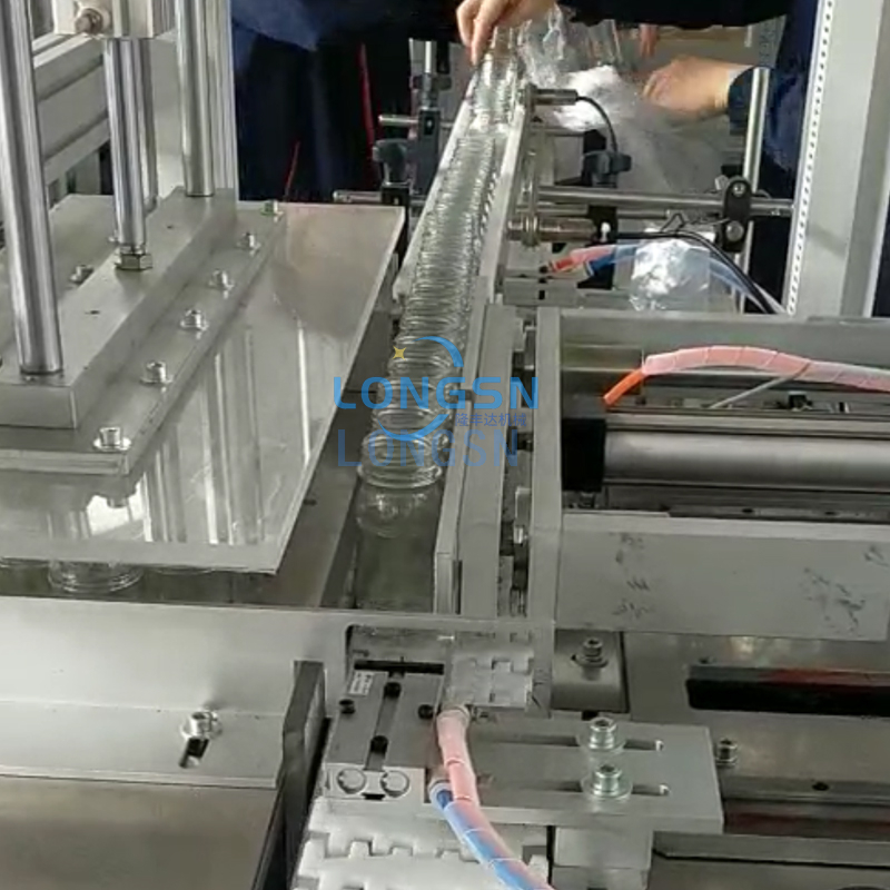 пустая машина для упаковки бутылки