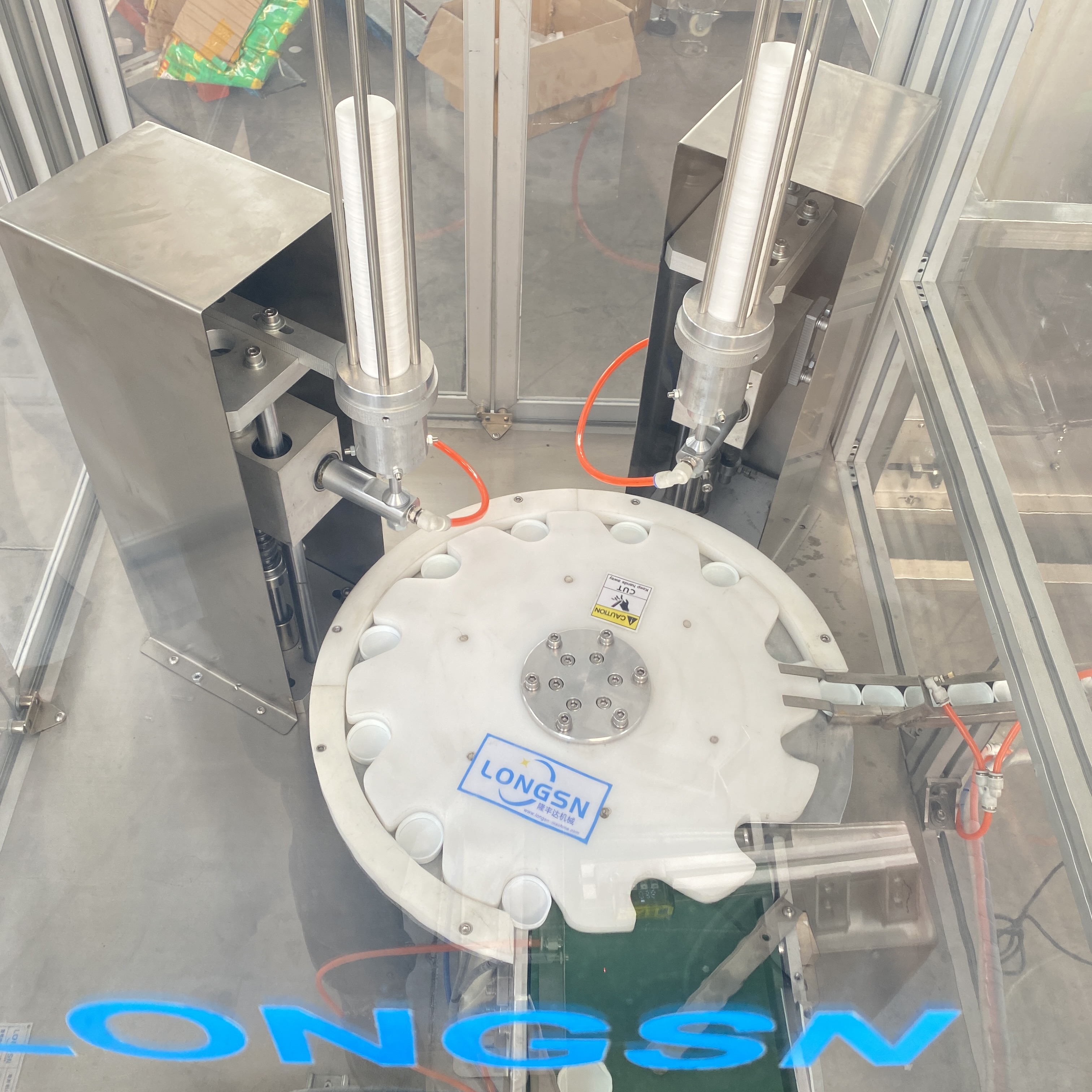 Машина для подкладок к крышке 