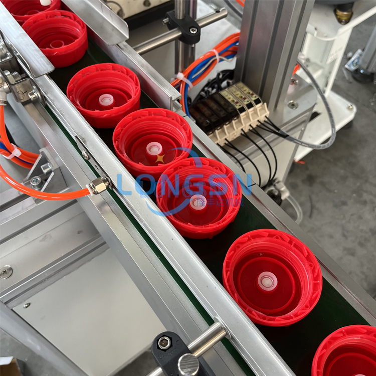 Машина сборки пластиковой крышки